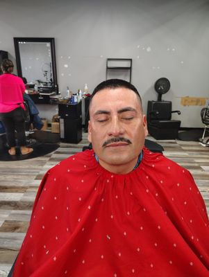 Corte de cabello para caballeros en Luxury Salon & Barbershop