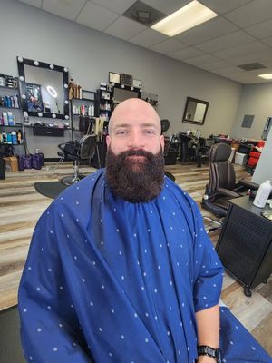 Servicio de barbería en Luxury Salon & Barbershop